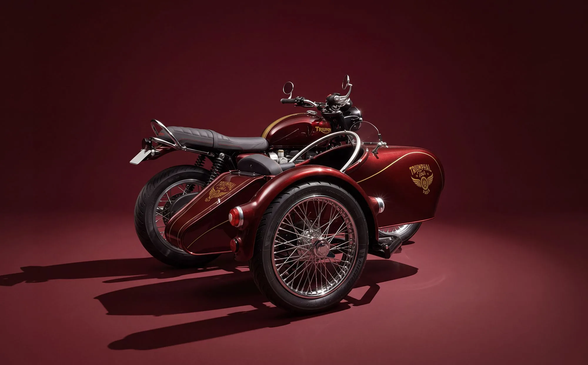 Side-car rouge vu de trois quarts arrière sur fond bordeaux