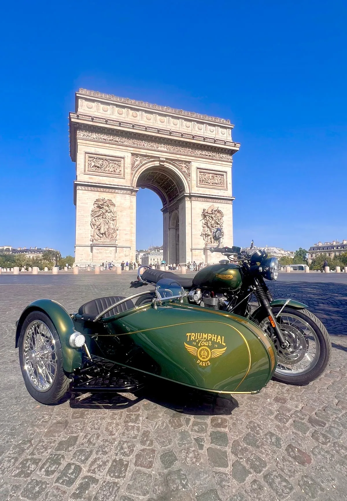 Green Signature Tour Triumph sidecar in front of the Arc de Triomphe